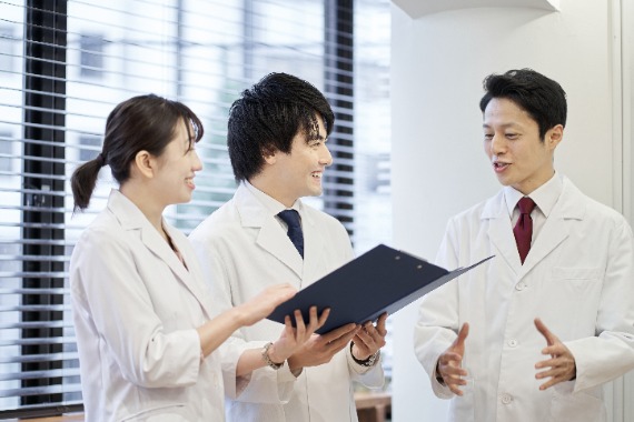 医療スタッフが研究について話し合う様子
